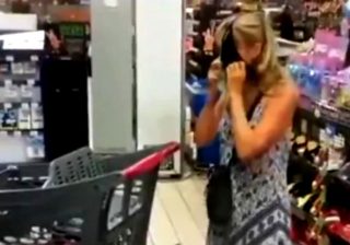 Mujer se quita su tanga para usarla como cubrebocas